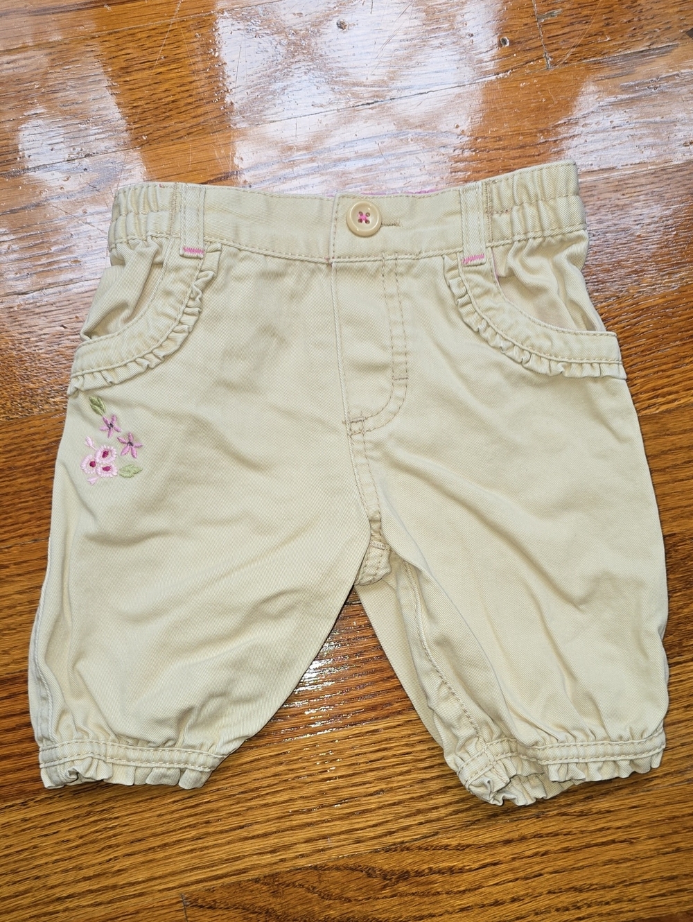 OshKosh B'gosh Cream Floral Embroidered Ruffle-Trim Shorts/Capri